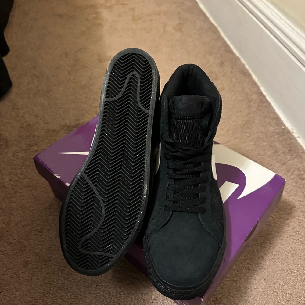 Nike - Picture 3 of 5